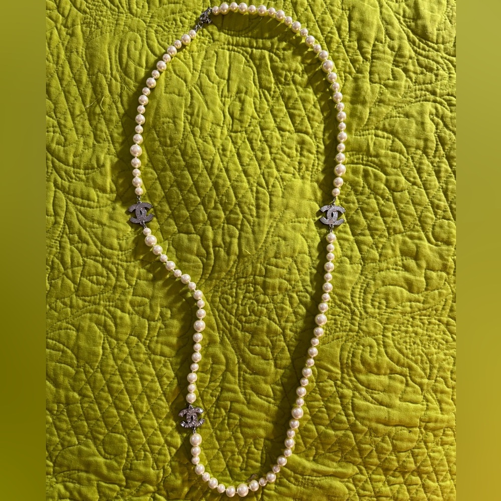 120 inch pearl necklace. Ex has the box/ pouch.